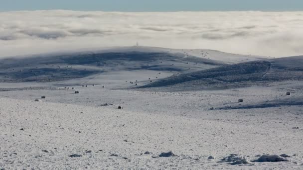 La formazione e i movimenti delle nuvole fino ai ripidi pendii delle montagne del Caucaso centrale . — Video Stock