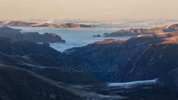 La formación y los movimientos de las nubes hasta las empinadas laderas de las montañas del Cáucaso Central . — Vídeos de Stock