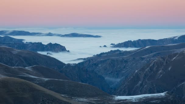 La formation et les mouvements des nuages jusqu'aux pentes abruptes des montagnes du Caucase central sommets . — Video