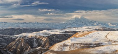 Kafkas Dağları, Kabardey-çatışmalar işgalciler. Kış güneş batımında Elbruz Dağı.