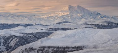 Kafkas Dağları, Kabardey-çatışmalar işgalciler. Kış güneş batımında Elbruz Dağı.