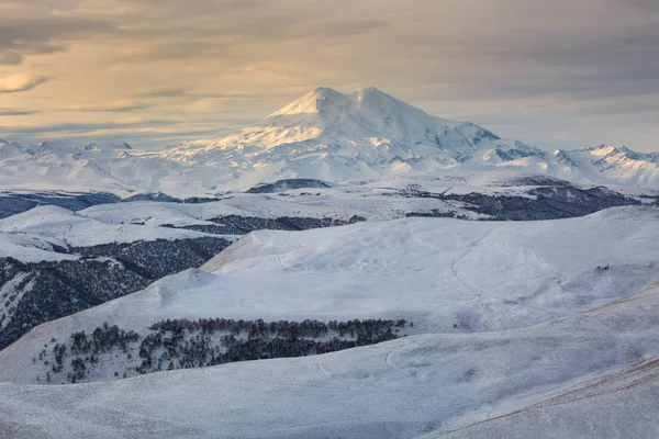 The Caucasus Mountains, Kabardino-Balkaria. Mount Elbrus in the winter sun at sunset. — Stock Photo, Image
