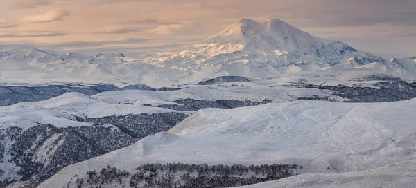 Kafkas Dağları, Kabardey-çatışmalar işgalciler. Kış güneş batımında Elbruz Dağı. — Stok fotoğraf