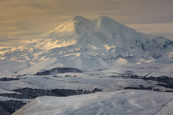 Kafkas Dağları, Kabardey-çatışmalar işgalciler. Kış güneş batımında Elbruz Dağı.