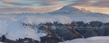 Kafkas Dağları, Kabardey-çatışmalar işgalciler. Kış güneş batımında Elbruz Dağı.