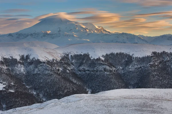 Кавказские горы, Кабардино-Балкария. Эльбрус зимним солнцем на закате . — стоковое фото