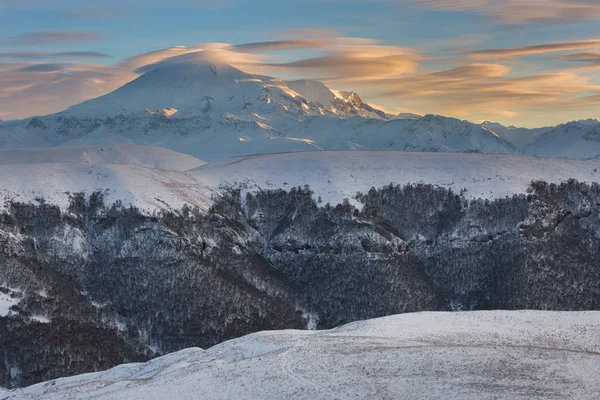 Kafkas Dağları, Kabardey-çatışmalar işgalciler. Kış güneş batımında Elbruz Dağı. — Stok fotoğraf