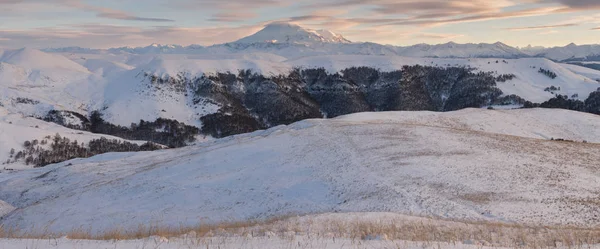 Kafkas Dağları, Kabardey-çatışmalar işgalciler. Kış güneş batımında Elbruz Dağı. — Stok fotoğraf