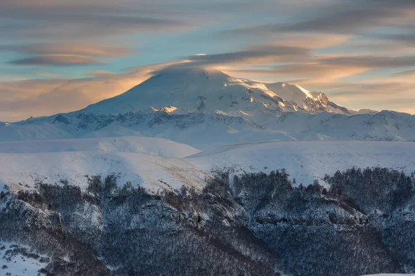 Kafkas Dağları, Kabardey-çatışmalar işgalciler. Kış güneş batımında Elbruz Dağı. — Stok fotoğraf
