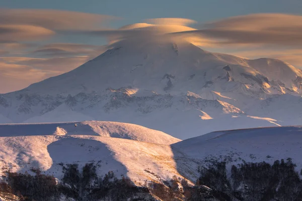 Kafkas Dağları, Kabardey-çatışmalar işgalciler. Kış güneş batımında Elbruz Dağı. — Stok fotoğraf