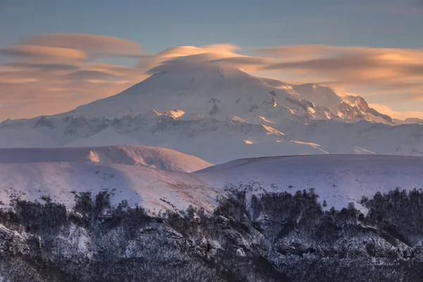 Kafkas Dağları, Kabardey-çatışmalar işgalciler. Kış güneş batımında Elbruz Dağı.