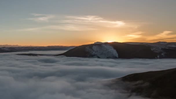 La formación y los movimientos de las nubes hasta las empinadas laderas de las montañas del Cáucaso Central . — Vídeo de stock