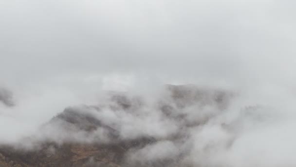 A formação e movimentos de nuvens até as encostas íngremes das montanhas do Cáucaso Central picos . — Vídeo de Stock