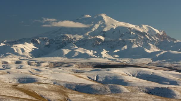 La formation et les mouvements des nuages jusqu'aux pentes abruptes des montagnes du Caucase central sommets . — Video