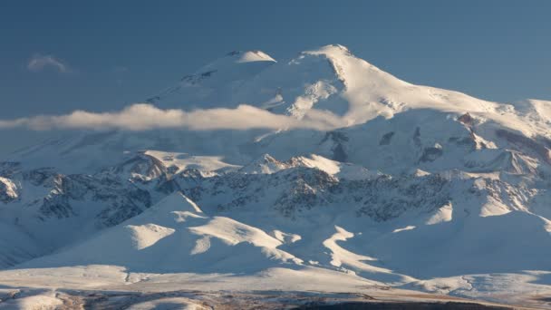 Bildning och rörelser av moln upp till de branta sluttningarna av bergen i centrala Kaukasus toppar. — Stockvideo