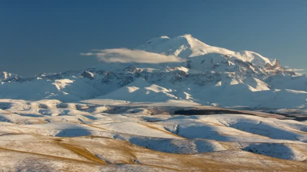 La formation et les mouvements des nuages jusqu'aux pentes abruptes des montagnes du Caucase central sommets . — Video