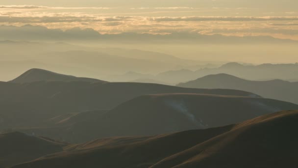 形成和运动的中央高加索峰山的陡峭山坡的云. — 图库视频影像