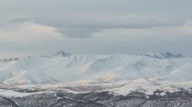 Oluşumu ve bulutlar kadar Merkezi Kafkasya zirvesinin Dağlarının yamaçları dik hareketleri.