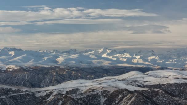 Die Bildung und Bewegung von Wolken bis zu den steilen Hängen der Berge des Zentralkaukasus. — Stockvideo