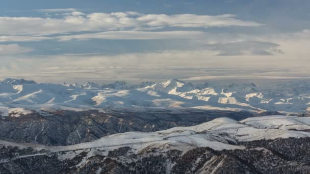 La formation et les mouvements des nuages jusqu'aux pentes abruptes des montagnes du Caucase central sommets . — Video