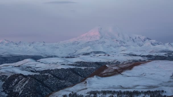 La formation et les mouvements des nuages jusqu'aux pentes abruptes des montagnes du Caucase central sommets . — Video