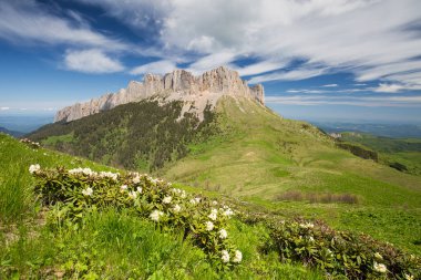 Adygea Bolşoy Thach ve Kafkasya Dağları 'nın yaz yamaçlarında bulutların oluşumu ve hareketi