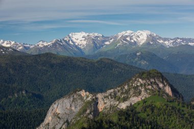 Adygea Bolşoy Thach ve Kafkasya Dağları 'nın yaz yamaçlarında bulutların oluşumu ve hareketi