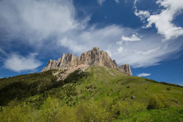 The formation and movement of clouds over the summer slopes of Adygea Bolshoy Thach and the Caucasus Mountains — Stock Photo, Image