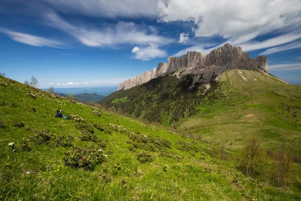 The formation and movement of clouds over the summer slopes of Adygea Bolshoy Thach and the Caucasus Mountains — Stock Photo, Image