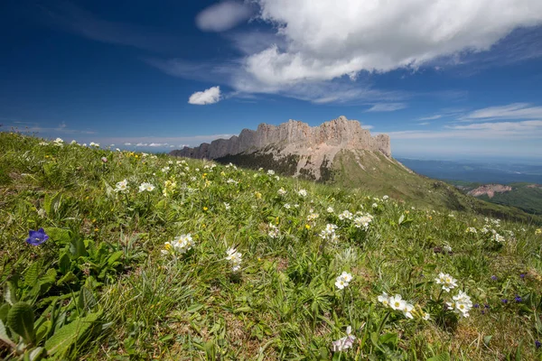 The formation and movement of clouds over the summer slopes of Adygea Bolshoy Thach and the Caucasus Mountains — Stock Photo, Image