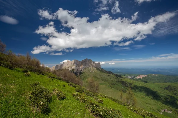 A formação e movimento de nuvens sobre as encostas de verão de Adygea Bolshoy Thach e as montanhas do Cáucaso — Fotografia de Stock