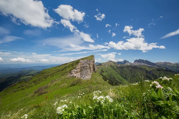 A formação e movimento de nuvens sobre as encostas de verão de Adygea Bolshoy Thach e as montanhas do Cáucaso — Fotografia de Stock