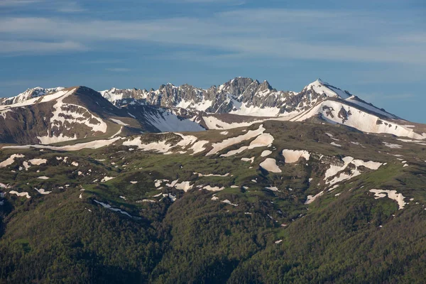 La formación y el movimiento de las nubes sobre las laderas de verano de Adygea Bolshoy Thach y las montañas del Cáucaso — Foto de Stock