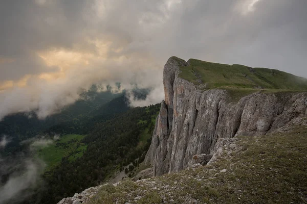 Adygea Bolshoy Thachとコーカサス山脈の夏の斜面上の雲の形成と動き — ストック写真