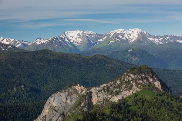 Adygea Bolşoy Thach ve Kafkasya Dağları 'nın yaz yamaçlarında bulutların oluşumu ve hareketi