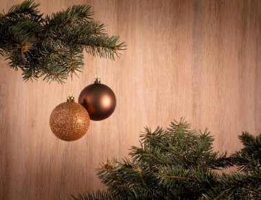 Noel ağacı ve Noel dekorasyonu topları ile kompozisyon, 