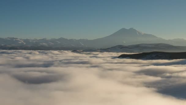 Bildning och rörelser av moln upp till de branta sluttningarna av bergen i centrala Kaukasus toppar. — Stockvideo