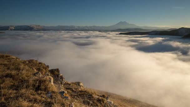 La formación y los movimientos de las nubes hasta las empinadas laderas de las montañas del Cáucaso Central . — Vídeo de stock