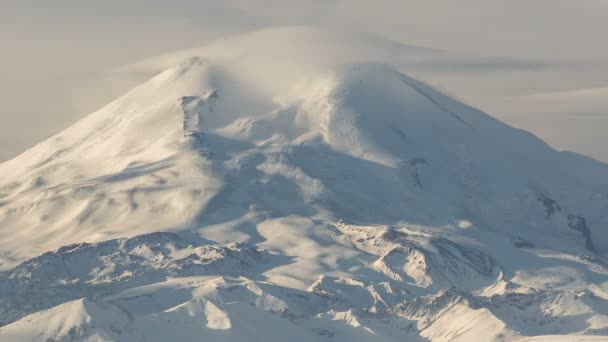 De vorming en verplaatsing van wolken tot de steile hellingen van de bergen van Centraal-Kaukasus pieken. — Stockvideo