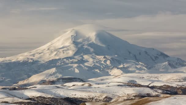 The formation and movements of clouds up to the steep slopes of the  mountains of Central Caucasus peaks. — Stock Video