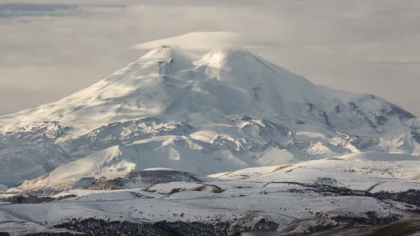 La formación y los movimientos de las nubes hasta las empinadas laderas de las montañas del Cáucaso Central . — Vídeos de Stock