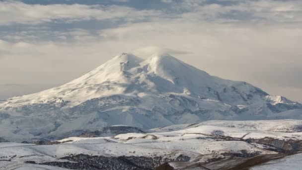 The formation and movements of clouds up to the steep slopes of the  mountains of Central Caucasus peaks. — Stock Video