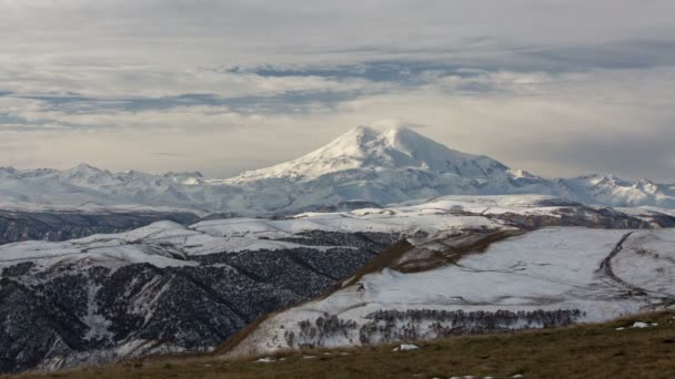 La formación y los movimientos de las nubes hasta las empinadas laderas de las montañas del Cáucaso Central . — Vídeos de Stock