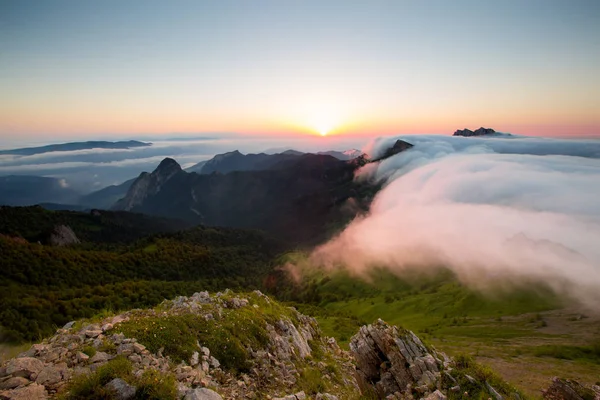 Oluşumu ve bulutlar kadar Merkezi Kafkasya zirvesinin Dağlarının yamaçları dik hareketleri.