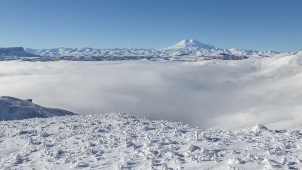 A formação e movimentos de nuvens até as encostas íngremes das montanhas do Cáucaso Central picos . — Vídeo de Stock