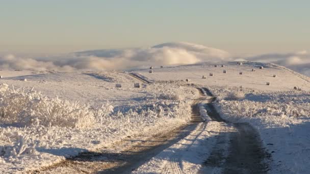 A formação e movimentos de nuvens até as encostas íngremes das montanhas do Cáucaso Central picos . — Vídeo de Stock