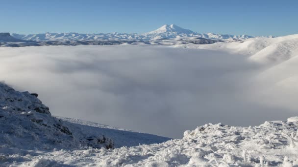 La formation et les mouvements des nuages jusqu'aux pentes abruptes des montagnes du Caucase central sommets . — Video