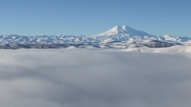 La formation et les mouvements des nuages jusqu'aux pentes abruptes des montagnes du Caucase central sommets . — Video