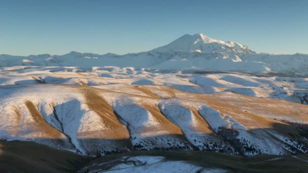 Формування і руху хмар до крутих схилах гори центральному Кавказі піки. — стокове відео