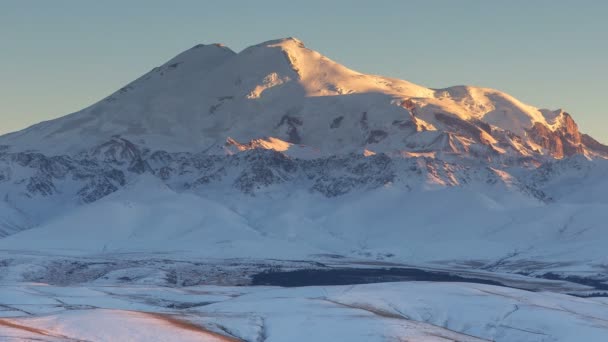 A formação e movimentos de nuvens até as encostas íngremes das montanhas do Cáucaso Central picos . — Vídeo de Stock